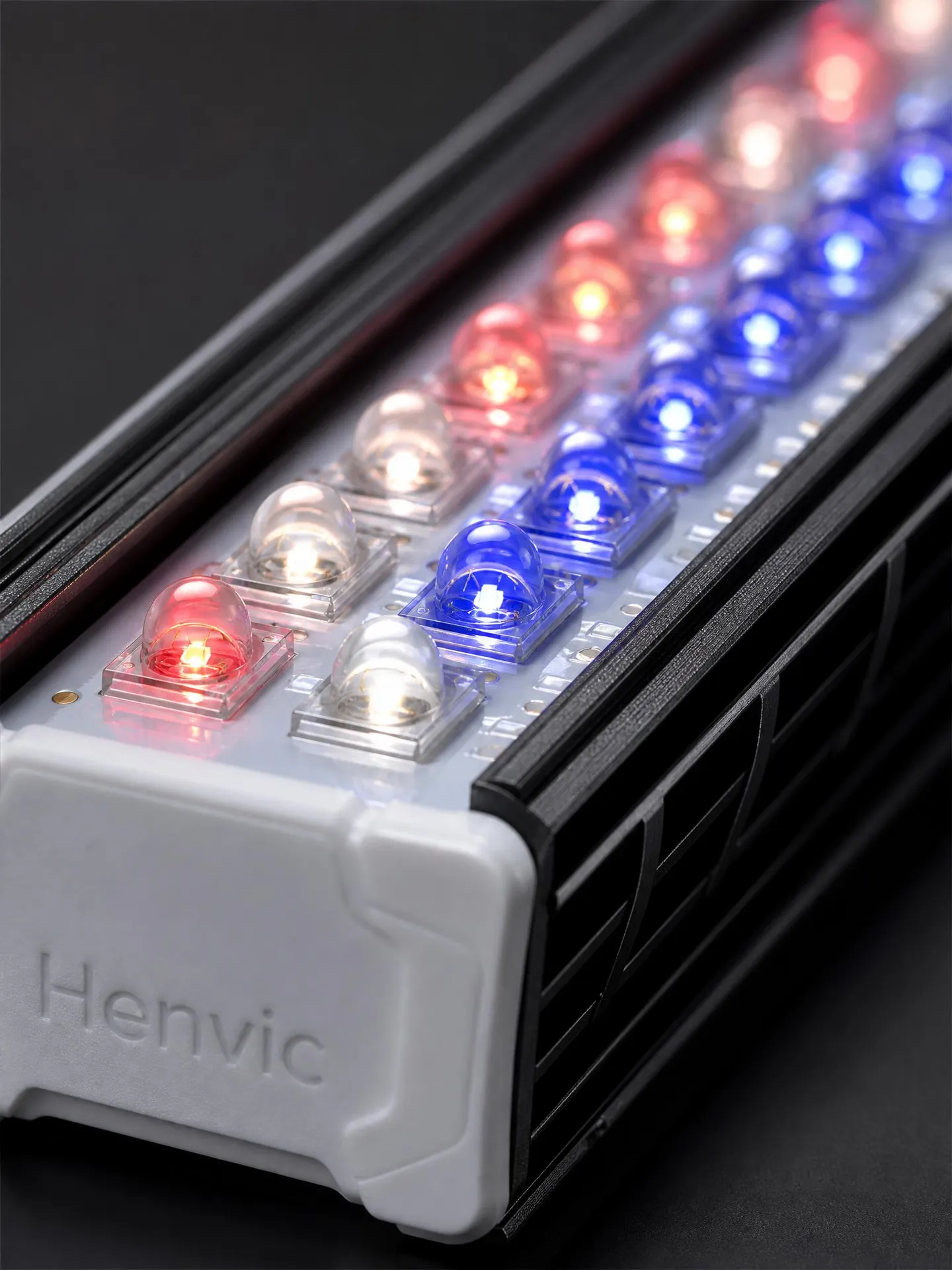 Détail du dissipateur thermique et de la lentille de la lampe horticole LED série HVC-GL